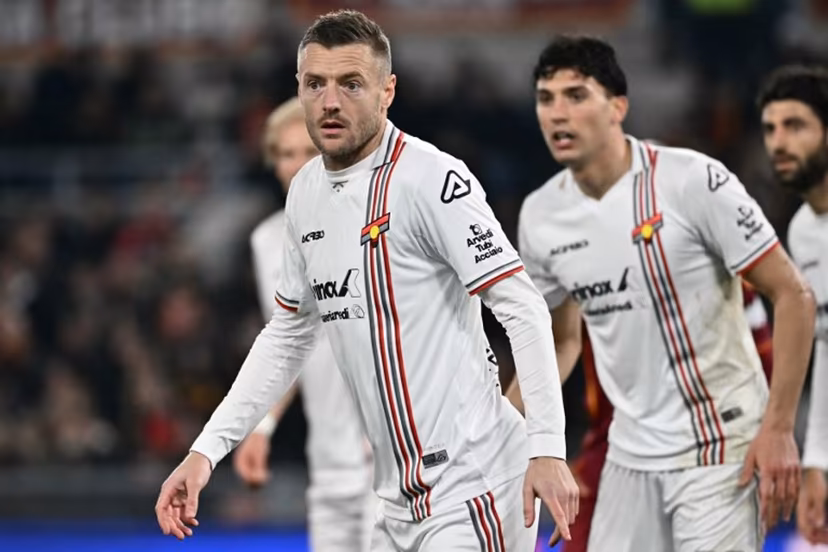 Cremonese's English forward #10 Jamie Vardy (L) looks on during the Italian Serie A football match between AS Roma and Cremonese at the Olympic Stadium in Rome on Febuary 22, 2026. Filippo MONTEFORTE / AFP