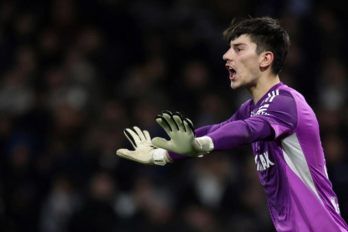 Strasbourg's Belgian goalkeeper #39 Mike Penders gestures during the French L1 football match between Toulouse FC and RC Strasbourg Alsace at the TFC Stadium in Toulouse, southwestern France, on December 6, 2025. Valentine CHAPUIS / AFP