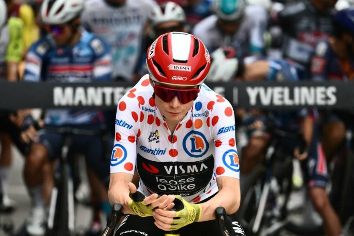 Team Visma - Lease a bike team's Danish rider Jonas Vingegaard wearing the best climber's polka dot (dotted) jersey awaits the start of the 21st and final stage of the 112th edition of the Tour de France cycling race, 132.3 km between Mantes-la-Ville and Paris Champs-Elysees Avenue, on July 27, 2025. Marco BERTORELLO / AFP