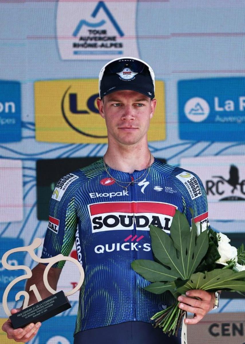 Soudal Quick-Step's Dutch rider Pepijn Reinderink celebrates with the combativity award on the podium of the 5th stage of the Tour Auvergne-Rhone-Alpes cycling race (formerly known as the Criterium du Dauphine), 195,8km between Saint-Chamond and Villars-les-Dombes, central France, on June 11, 2026. Anne-Christine POUJOULAT / AFP