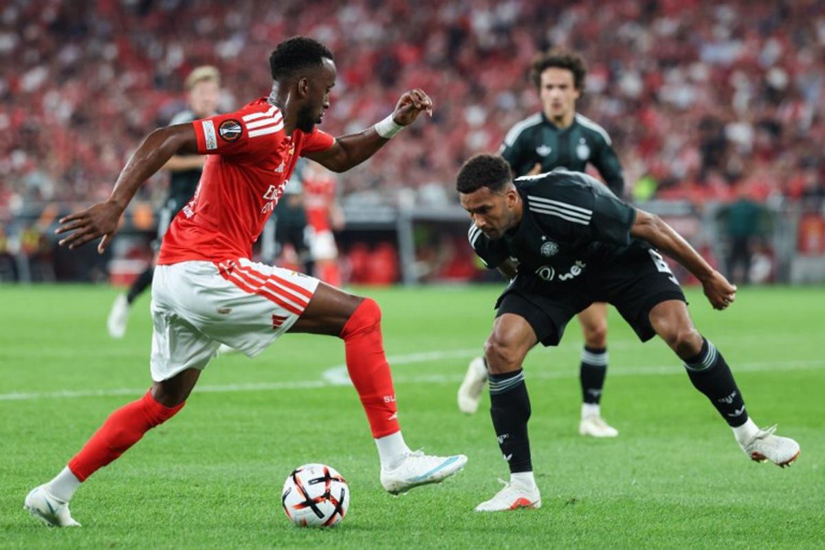 Benfica's Belgian forward #11 Dodi Lukebakio Celtic's US defender #06 Auston Trusty fight for the ball during the Europa League round 1 day 2 football match between SL Benfica and Celtic FC at the Luz Stadium in Lisbon on October 15, 2026. PATRICIA DE MELO MOREIRA / AFP