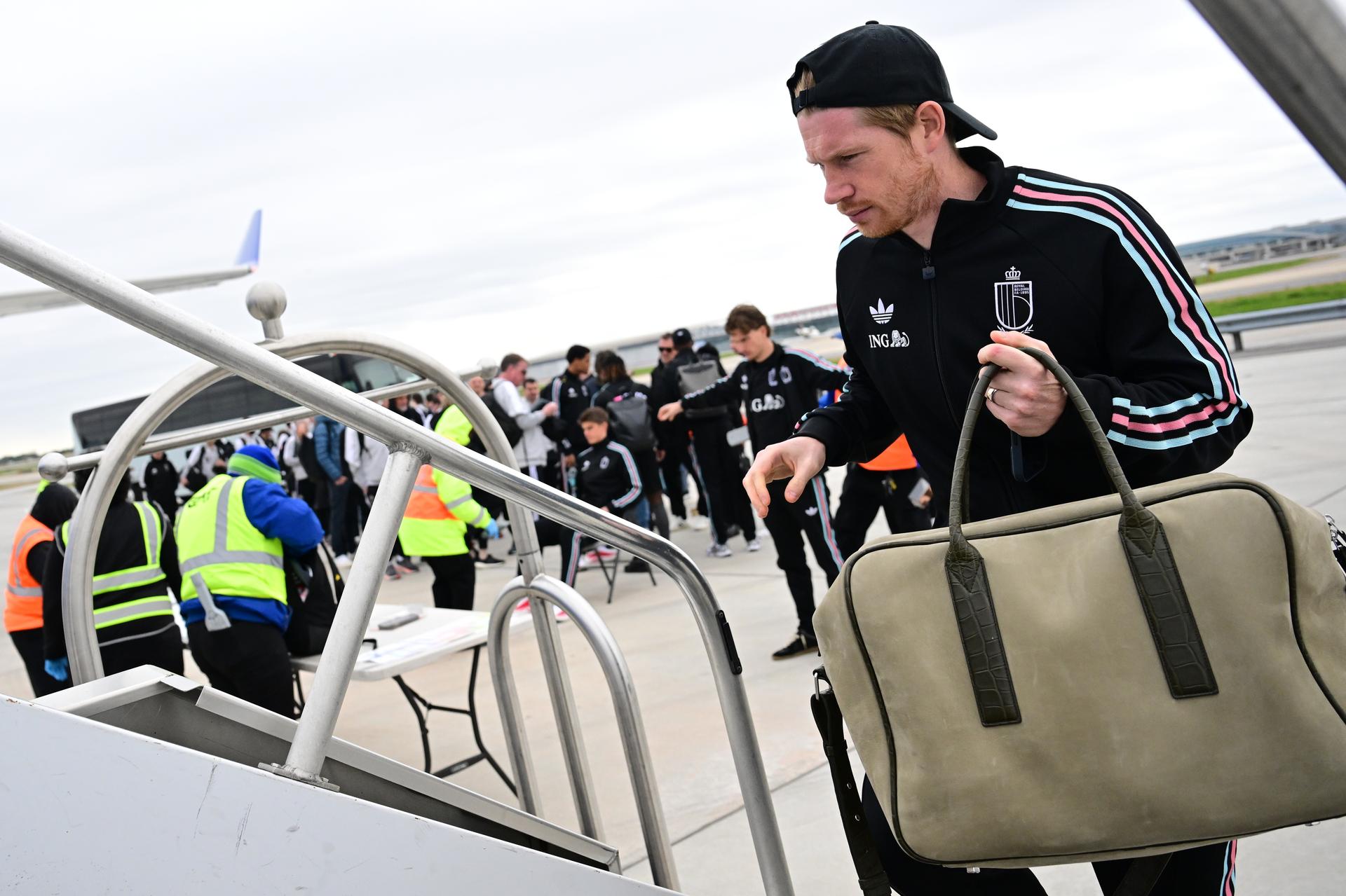 Belgium's Kevin De Bruyne pictured after a security check on the tarmac of Atlanta airport as Red Devils, the Belgian national soccer team, are traveling to Chicago, USA, for a second friendly game, on Sunday 29 March 2026. These games are preparation games of the 2026 World Cup. BELGA PHOTO DIRK WAEM