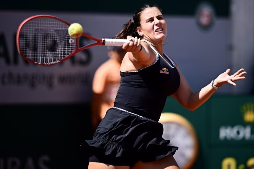 US Emma Navarro plays a forehand return to US Iva Jovic during their women's singles match on day 5 of the French Open tennis tournament at the Roland-Garros Complex in Paris on May 28, 2026. JULIEN DE ROSA / AFP