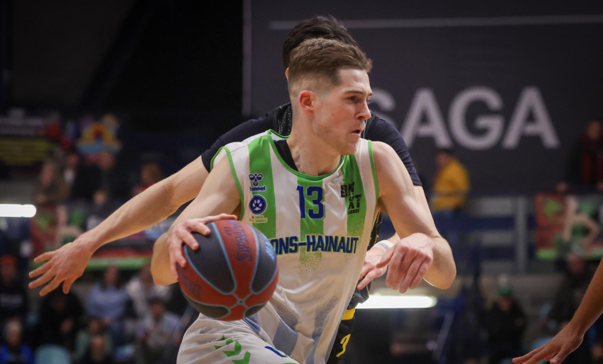 Mons' Maks Klanjscek and Oostende's Andre Gustavson fight for the ball during a basketball match between Mons-Hainaut and BC Oostende, Saturday 10 January 2026 in Mons, on day 15/34 of the 'BNXT League' Belgian/Dutch first division basketball championships. BELGA PHOTO VIRGINIE LEFOUR