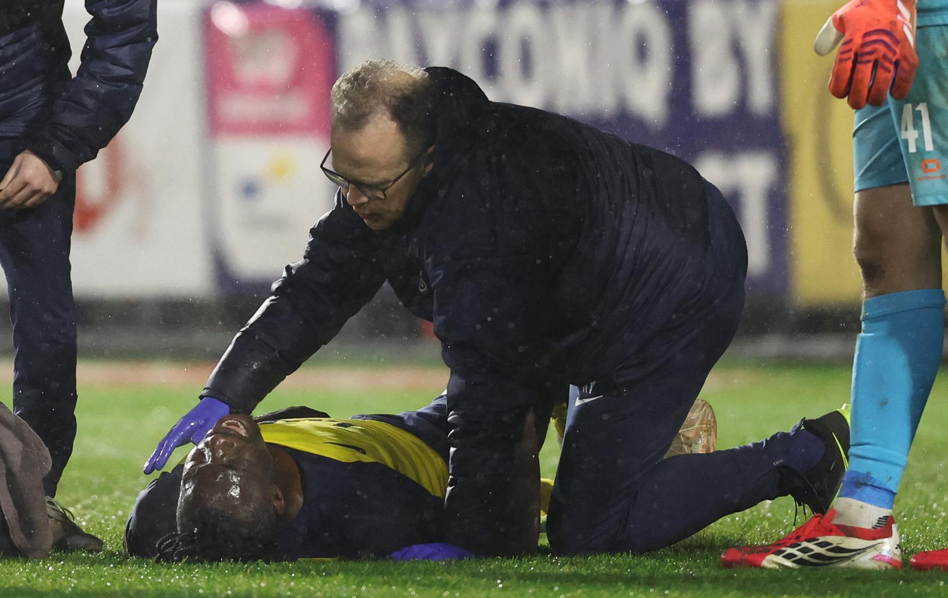 Union's Promise David leaves the pitch after being injured during a soccer match between Royale Union Saint-Gilloise and Royal Antwerp FC, Saturday 21 February 2026 in Brussels, on day 26 of the 2025-2026 'Jupiler Pro League' first division of the Belgian championship. BELGA PHOTO VIRGINIE LEFOUR