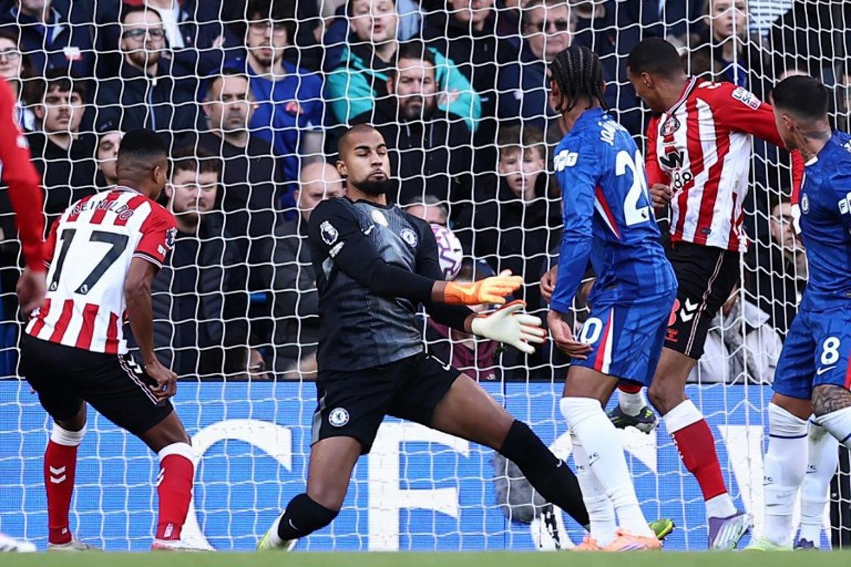 Sunderland's French striker #18 Wilson Isidor (2R) scores their first goal during the English Premier League football match between Chelsea and Sunderland at Stamford Bridge in London on October 25, 2025. HENRY NICHOLLS / AFP