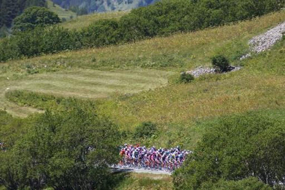 Cyclists ride during the 16th stage of the 89th Tour de France between Les Deux-Alpes and La Plagne, 24 July 2002. AFP PHOTO JOEL SAGET DV FRA