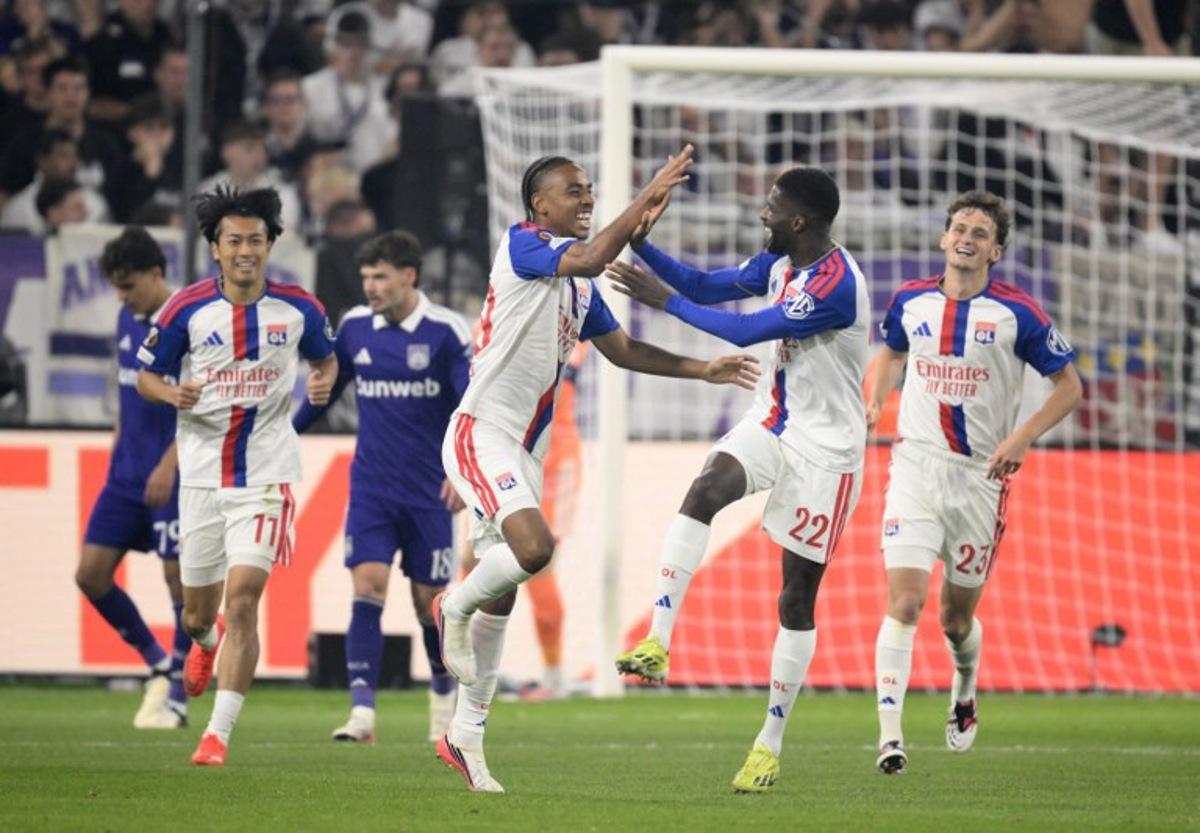 Lyon's Danish midfielder #99 Noah Nartey (C,L) celebrates after scoring a goal during the UEFA Europa League, league phase, matchday 1, football match between RSC Anderlecht and Olympique Lyonnais (OL) at Constant Vanden Stock Stadium in Anderlecht, near Brussels on September 16, 2026. JOHN THYS / AFP