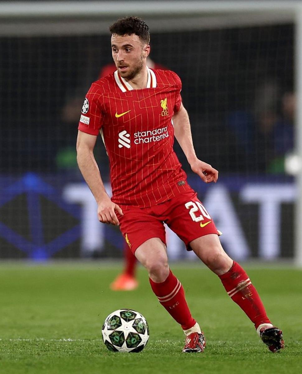 Liverpool's Portuguese midfielder #20 Diogo Jota controls the ball during the UEFA Champions League Round of 16 first leg football match between Paris Saint-Germain (FRA) and Liverpool (ENG) at the Parc des Princes stadium in Paris on March 5, 2025. FRANCK FIFE / AFP