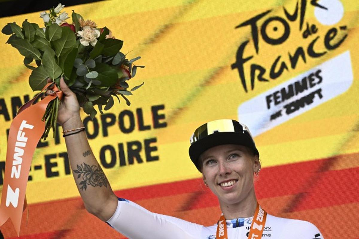 Team SD Worx - Protime's Dutch rider Lorena Wiebes celebrates on the podium after winning the 3rd stage (out of 9) of the fourth edition of the Women's Tour de France cycling race, 163.5 km from La Gacilly to Angers, in Angers, western France on July 28, 2025. JULIEN DE ROSA / AFP