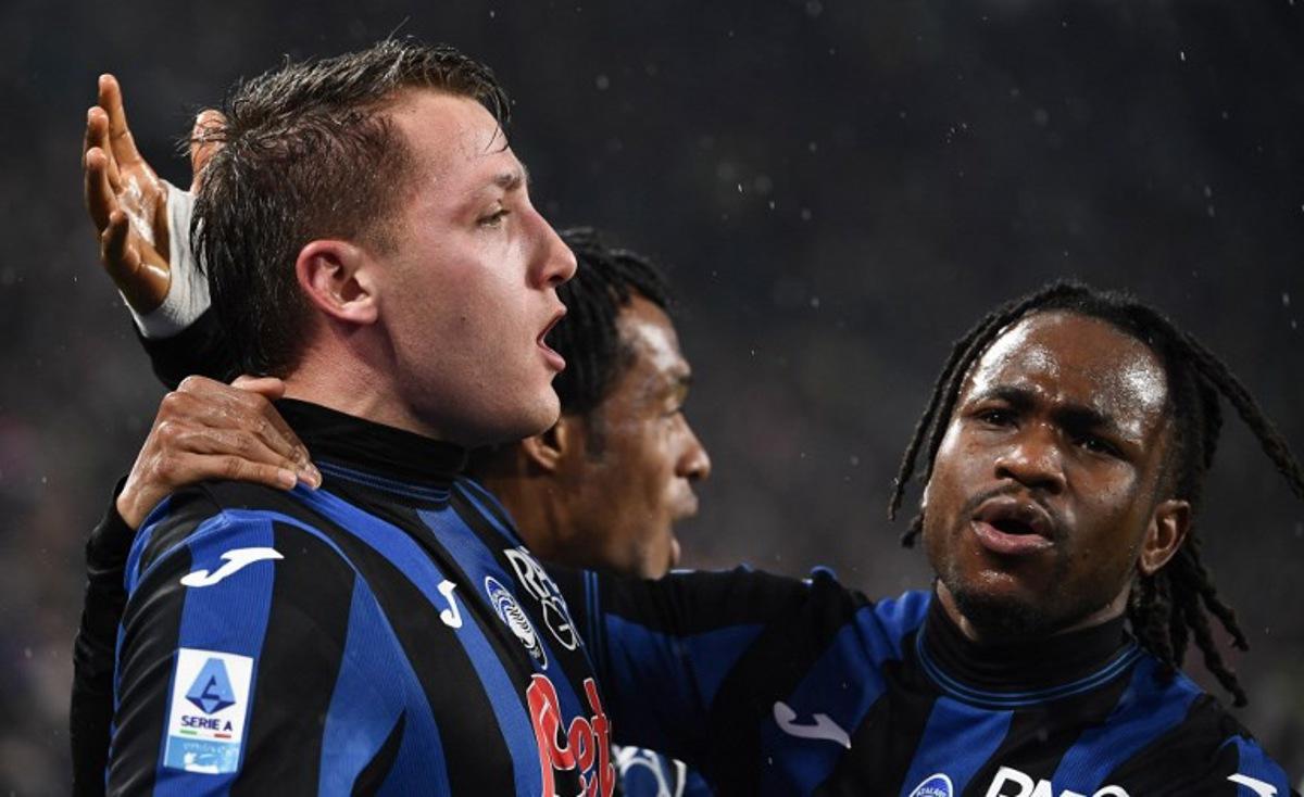 Atalanta's Italian forward #32 Mateo Retegui (L) celebrates with Atalanta's Nigerian forward #11 Ademola Lookman (R) after scoring Atalanta's first goal from the penalty spot during the Italian Serie A first division football match between Juventus and Atalanta at the Allianz stadium in Turin, northern Italy, on March 9, 2025. Isabella BONOTTO / AFP