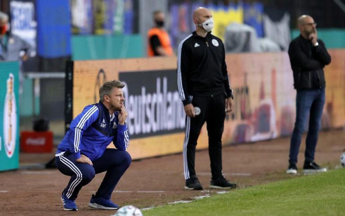 Saarbruecken's head coach Lukas Kwasniok (L) and Leverkusen's Dutch head coach Peter Bosz (R) react during the German Cup (DFB Pokal) semi-final football match 1 FC Saarbruecken v Bayer 04 Leverkusen in Volklingen, southern Germany on June 9, 2020. Ronald WITTEK / POOL / AFP DFB REGULATIONS PROHIBIT ANY USE OF PHOTOGRAPHS AS IMAGE SEQUENCES AND QUASI-VIDEO.