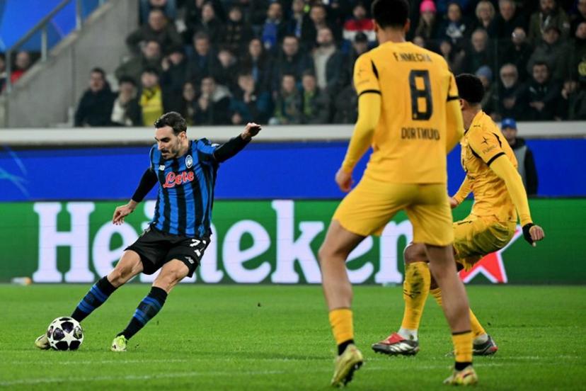 Atalanta's Italian defender #77 Davide Zappacosta shoots and scores his team's second goal during the UEFA Champions League knockout round play-off second leg football match between Atalanta and Borussia Dortmund at the Stadio di Bergamo in Bergamo, on February 25, 2026. Alberto PIZZOLI / AFP