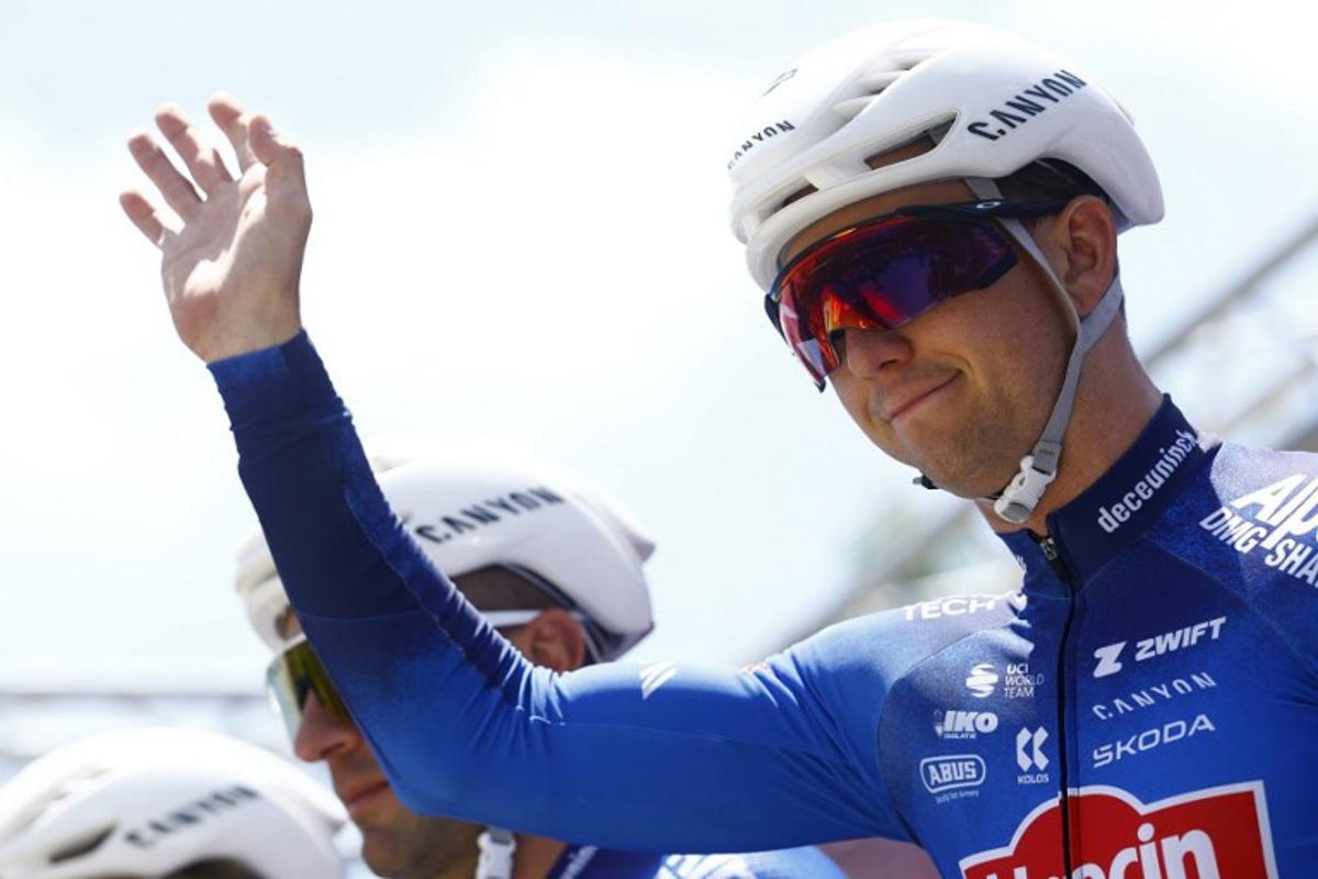 Alpecin - Premier Tech Australian rider Kaden Groves waves during the presentation of the teams prior the 4th stage of the Giro d'Italia 2026 - Tour of Italy cycling race between Catanzaro and Cosenza, Italy, on May 12, 2026. Luca Bettini / AFP