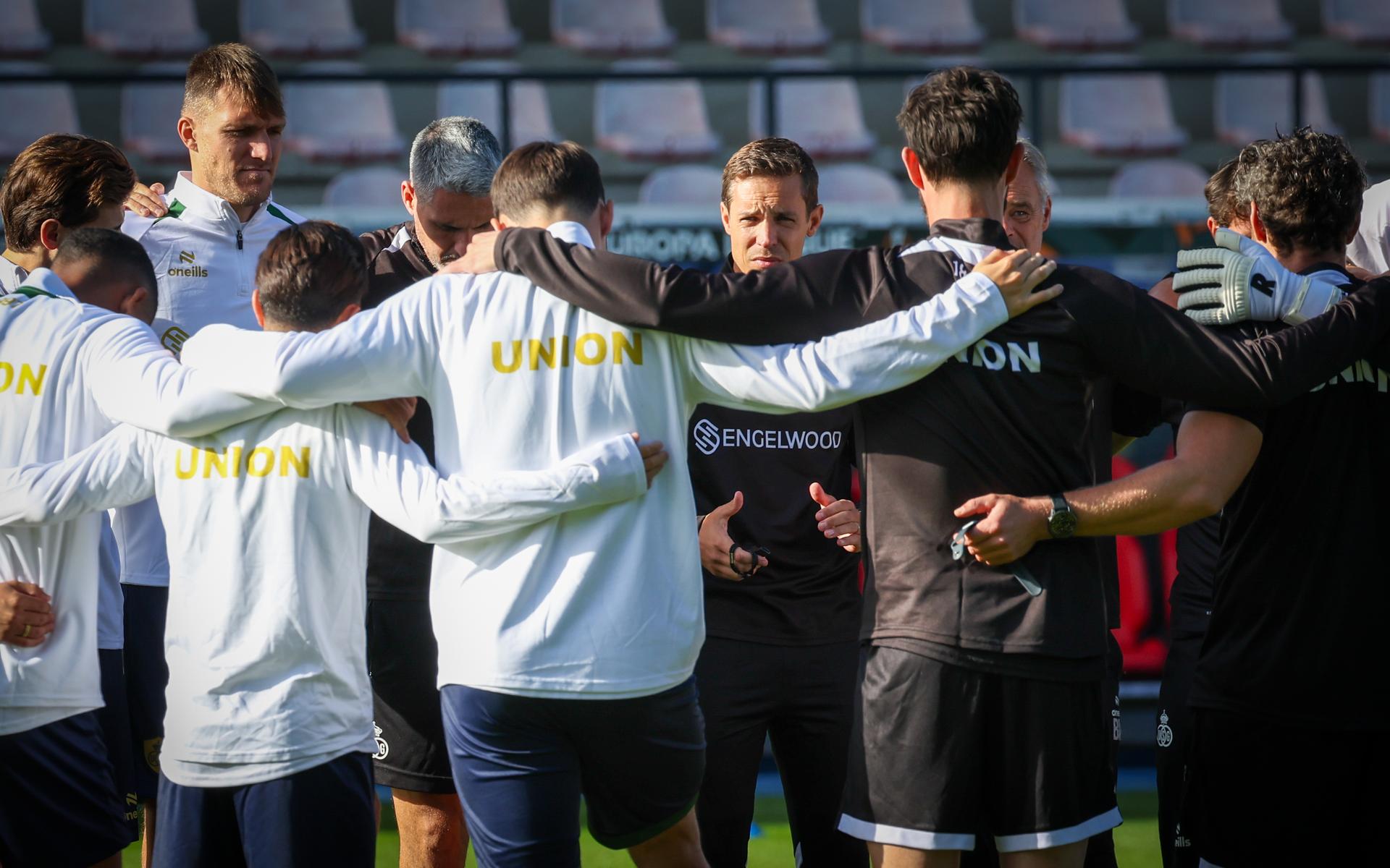 Union's head coach David Hubert talks to his players during a training session of Belgian soccer team Royale Union Saint-Gilloise, Wednesday 14 October 2026 in Leuven. The team is preparing for the 2nd match of the UEFA Europa League league phase against Spanish Real Sociedad tomorrow. BELGA PHOTO VIRGINIE LEFOUR
