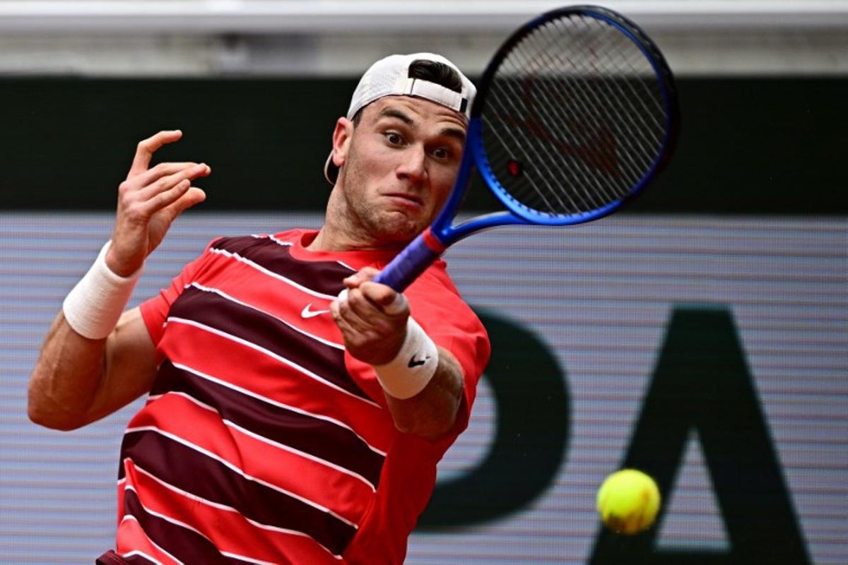 Britain's Jack Draper plays a forehand return to Brazil's Joao Fonseca during their men's singles match on day 7 of the French Open tennis tournament on Court Suzanne-Lenglen at the Roland-Garros Complex in Paris on May 31, 2025. JULIEN DE ROSA / AFP
