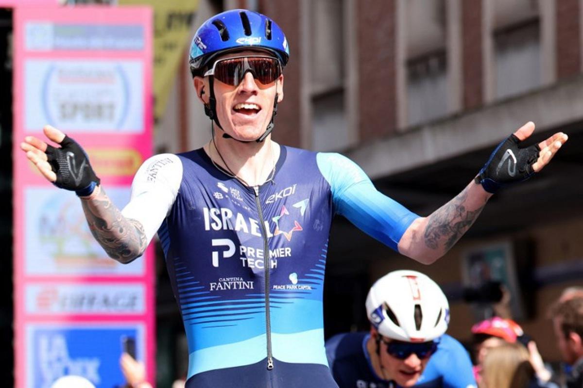 British Israel-PT cycling team's Jake Stewart celebrates as he crosses the finish line and win the fith and last stage of the 2025 Four Days of Dunkirk, a 182,3 km bewteen Wormhout and Dunkirk, in Dunkirk on May 18, 2025. FRANCOIS LO PRESTI / AFP