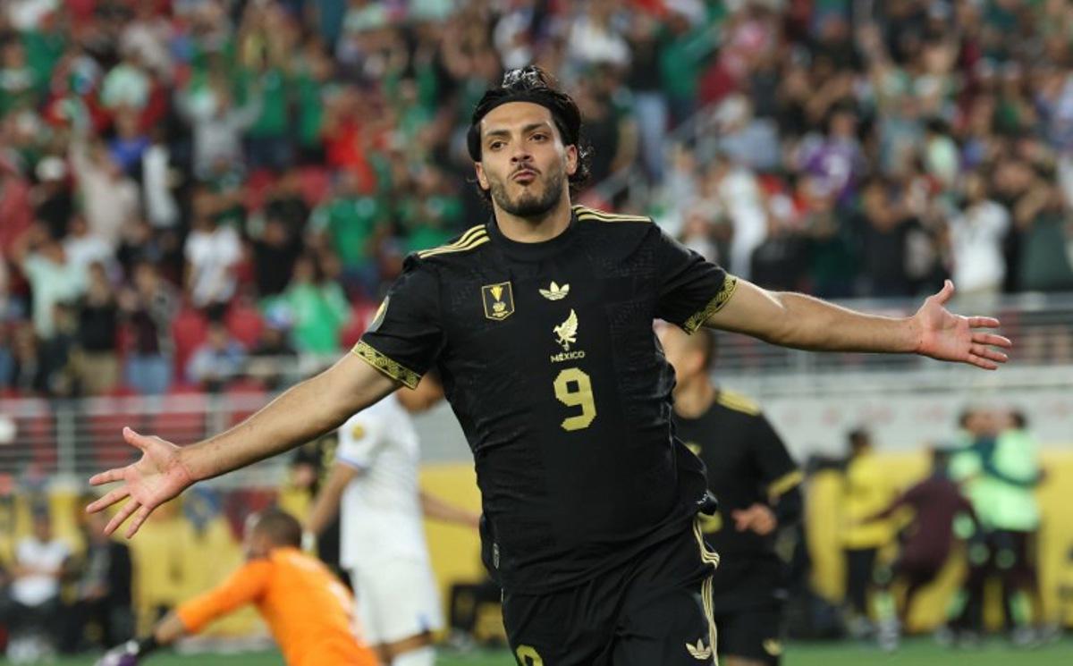 Mexico's forward #09 Raúl Jiménez celebrates scoring his team's first goal during the CONCACAF gold cup semi-final football match between Mexico and Honduras at Levi's Stadium in Santa Clara, California on July 2, 2025. Patrick T. Fallon / AFP