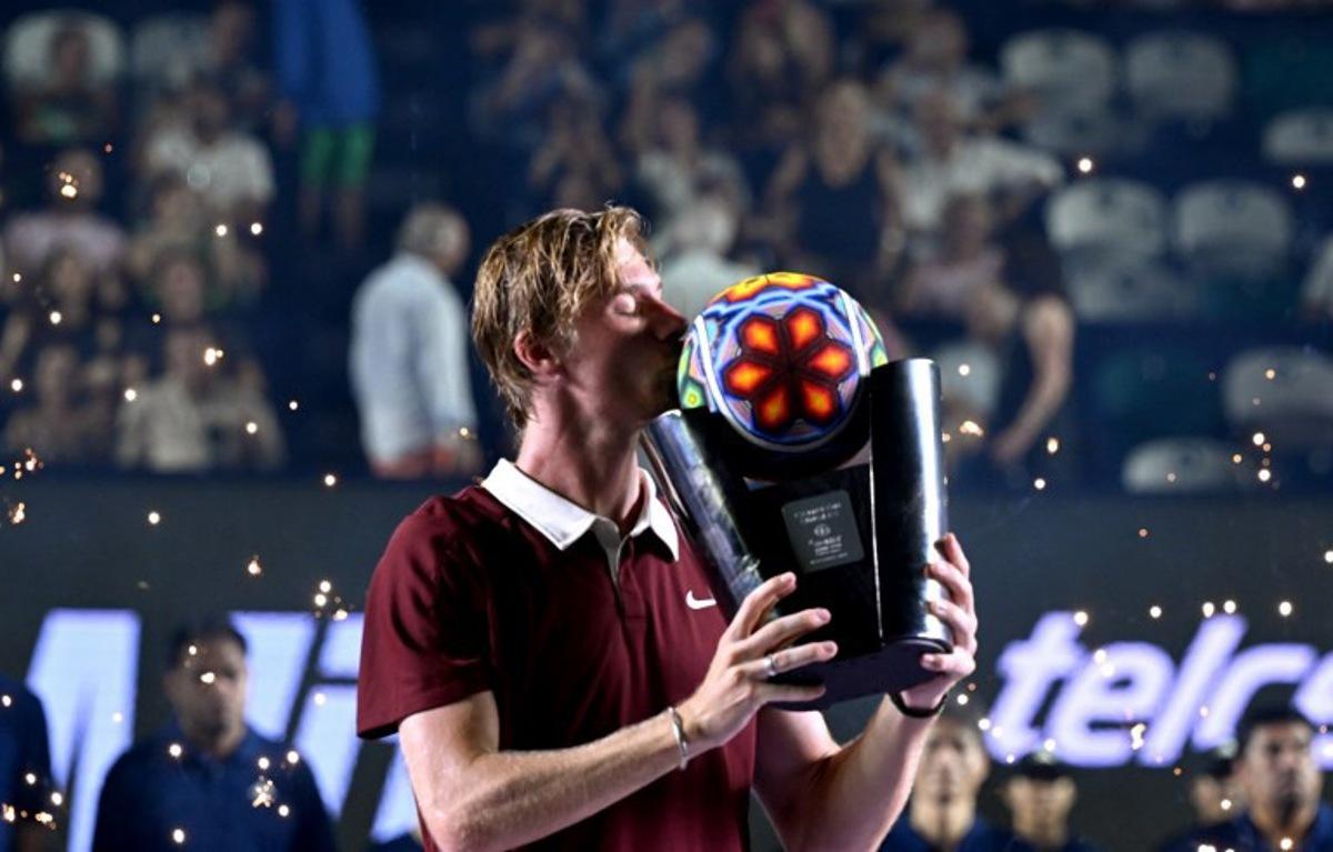 Canada's Denis Shapovalov celebrates with his trophy after defeating US' Aleksandar Kovacevic during the Mexico ATP Open men's singles tennis final match at the Cabo Sports Complex in Los Cabos, Baja California, Mexico, on July 19, 2025. Alfredo ESTRELLA / AFP