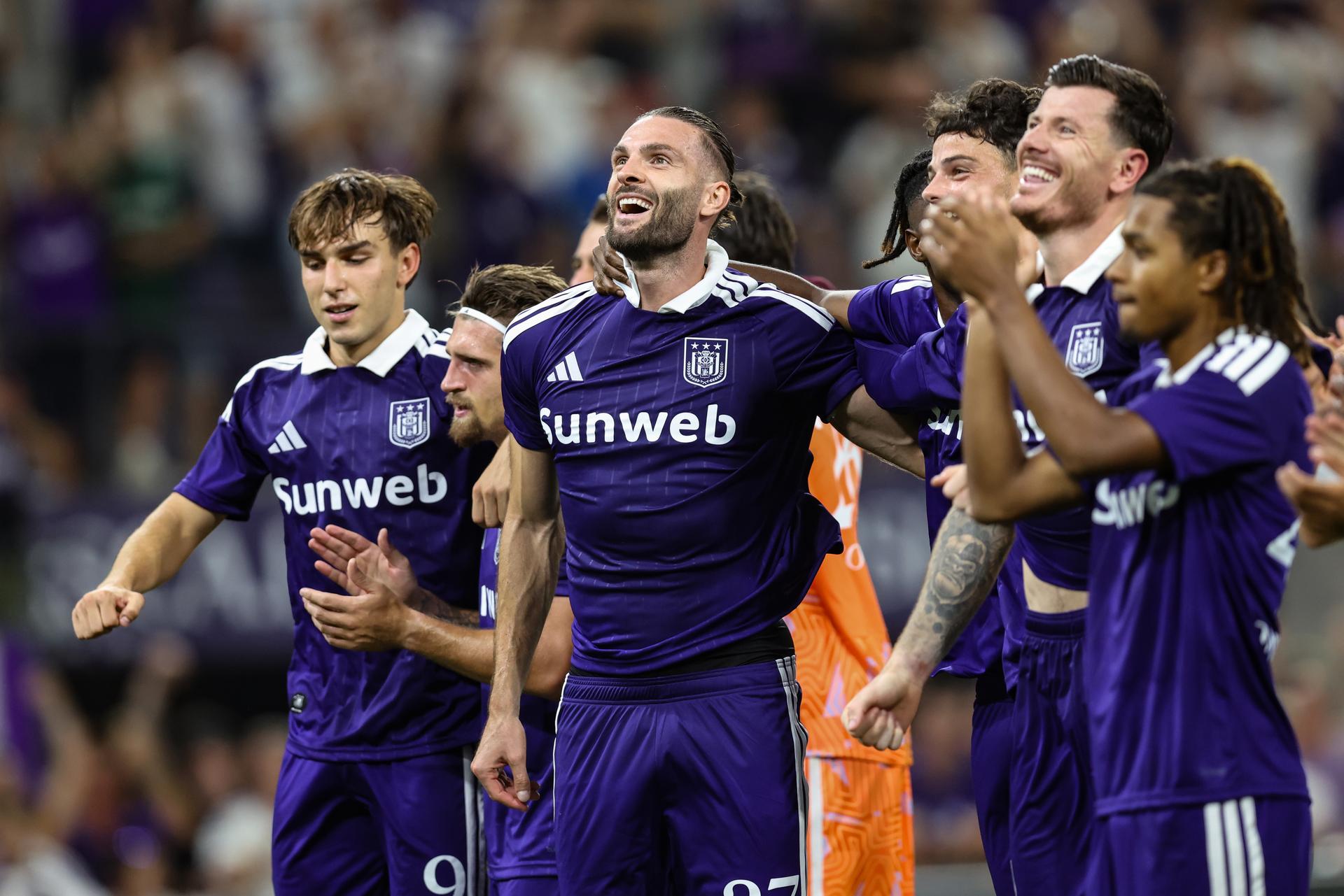 Anderlecht's players celebrate after winning a game between Belgian RSC Anderlecht and Greek club PAOK , in Anderlecht, Brussels, Belgium, on Thursday 13 August 2026, a return leg game in the third qualifying round of the UEFA Europa League competition. RSCA won 0-1 the first leg. BELGA PHOTO BRUNO FAHY