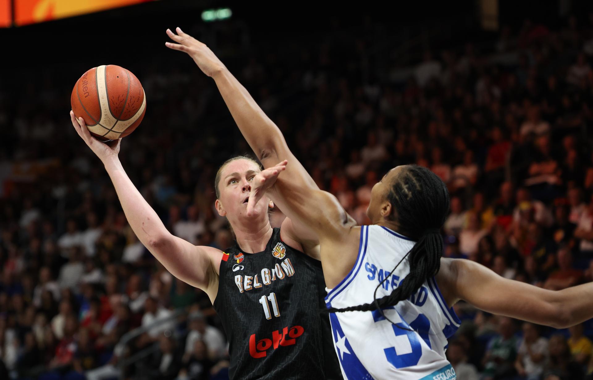 Belgium's Emma Meesseman and Puerto Rico' Imani McGee-Stafford fight for the ball during a game between Belgian national basketball team Belgian Cats and Puerto Rico, game 2 of the group phase at the FIBA Women's Basketball World Cup, on Sunday 6 September 2026, in Berlin, Germany. The FIBA Women's Basketball World Cup takes place in Berlin from 4 to 23 September 2026. BELGA PHOTO VIRGINIE LEFOUR