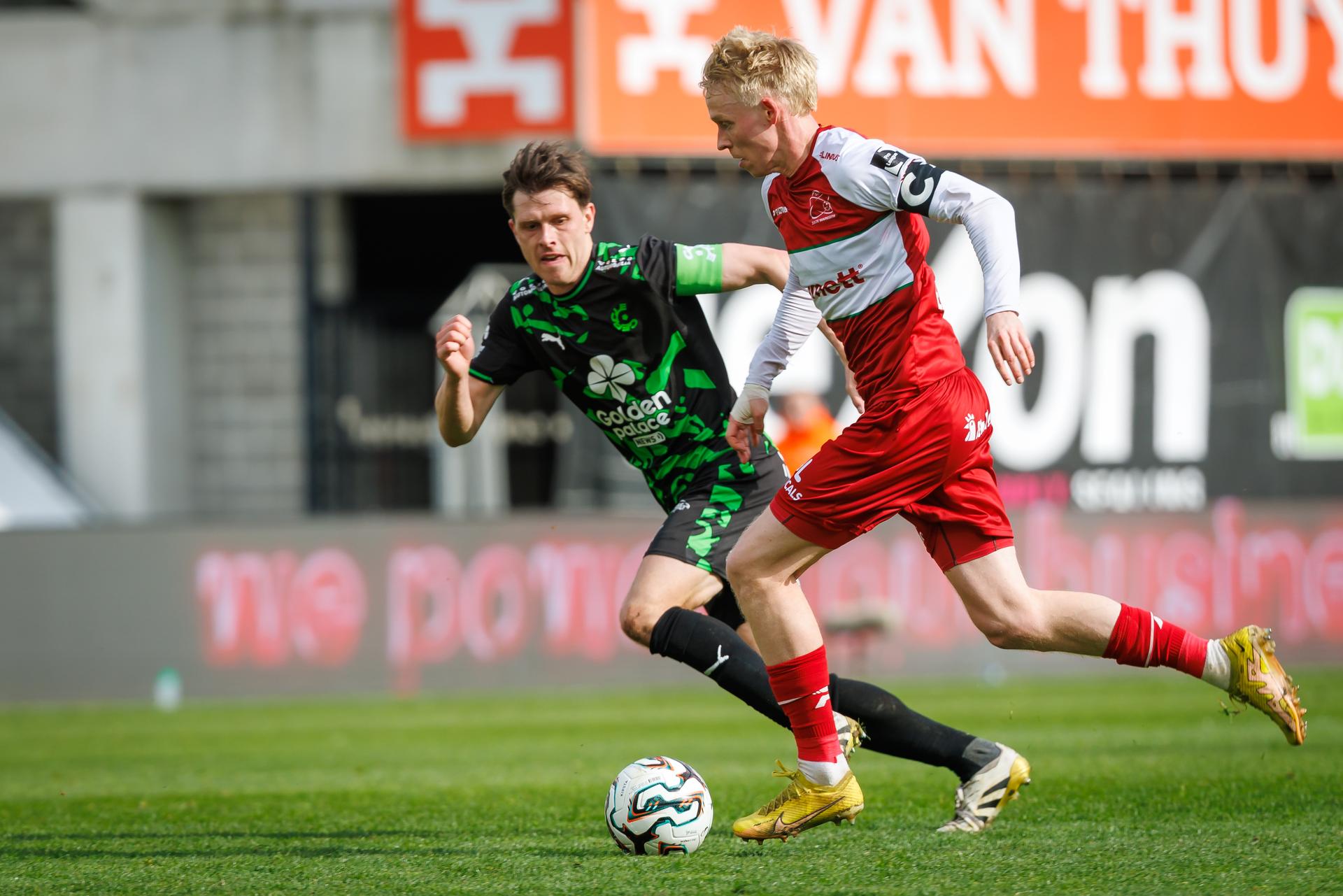 Cercle's Hannes Van der Bruggen and Essevee's Jeppe Erenbjerg fight for the ball during a soccer match between SV Zulte Waregem and Cercle Brugge, Saturday 04 April 2026 in Waregem, on the first day of the Relegation Play-offs of the 2025-2026 'Jupiler Pro League' first division of the Belgian championship. BELGA PHOTO KURT DESPLENTER