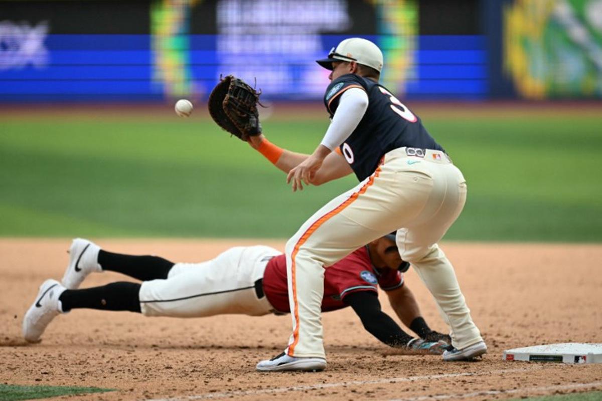 Arizona Diamondbacks' #11 Jose Fernandez dives back to first base past San Diego Padres' #30 Gavin Sheets during the MLB World Tour Mexico City Series game between the Arizona Diamondbacks and the San Diego Padres at Alfredo Harp Helu Stadium in Mexico City on April 26, 2026. YURI CORTEZ / AFP