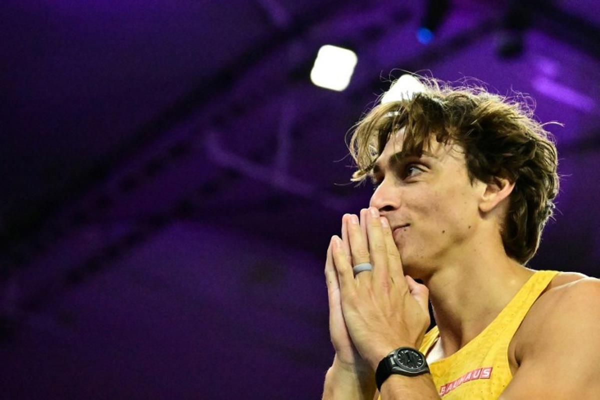 Winner Sweden's Armand Duplantis acknowledges the audience after failing is third and last attempt to clear the bar at 6m32 to break the world record as he competes in men's pole vault final during the World Athletics Ultimate Championship at the Gyula Zsivotzky National Athletics Centre, in Budapest on September 11, 2026. Ben STANSALL / AFP