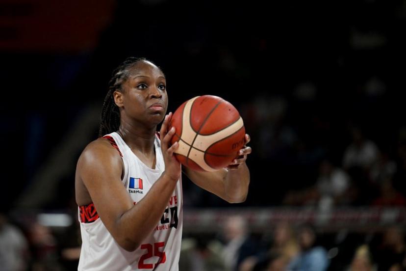 Villeneuve-d'Ascq's guard Kennedy Burke holds the ball during the Euroligue basket-ball women semi-final match between Villeneuve-d'Ascq and USK Praha at Servet Tazegul Arena in Mersin, on April 12, 2024. OZAN KOSE / AFP