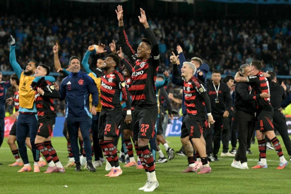 Players of Flamengo celebrate at the end of the Copa Libertadores semifinal second leg football match between Argentina's Racing and Brazil's Flamengo at the Presidente Juan Domingo Peron - El Cilindro stadium in Avellaneda, Buenos Aires province, on October 29, 2025. JUAN MABROMATA / AFP