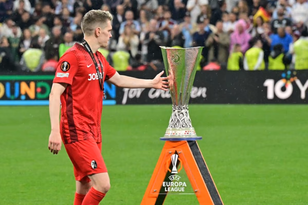 SC Freiburg's German defender #28 Matthias Ginter walks past the trophy as he receives the runners up medal at the end of the UEFA Europa League final football match between SC Freiburg and Aston Villa at Besiktas Park in Istanbul on May 20, 2026. Stefano RELLANDINI / AFP