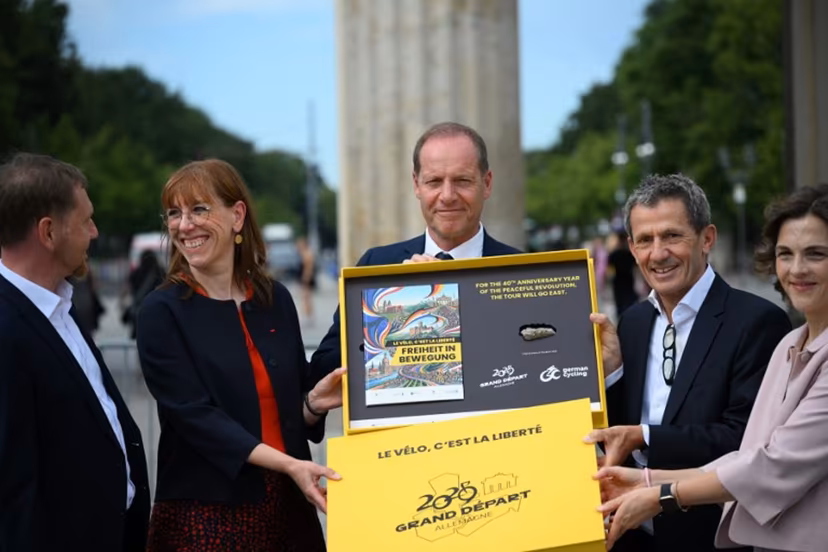 Tour de France director Christian Prudhomme (C) poses for a group photo with the bid for the 2029 Tour de France (TDF) departure in Berlin, in front of landmark Brandenburg Gate with (L-R) Saxony's State Premier Michael Kretschmer, Member of the Saxon State Parliament Katja Meier, ASO (Amaury Sport Organisation)'s CEO Yann Le Moenner and government's commissionner for Eastern Germany Elibeth Kaiser (R) in Berlin, Germany, on July 29, 2026. RALF HIRSCHBERGER / AFP