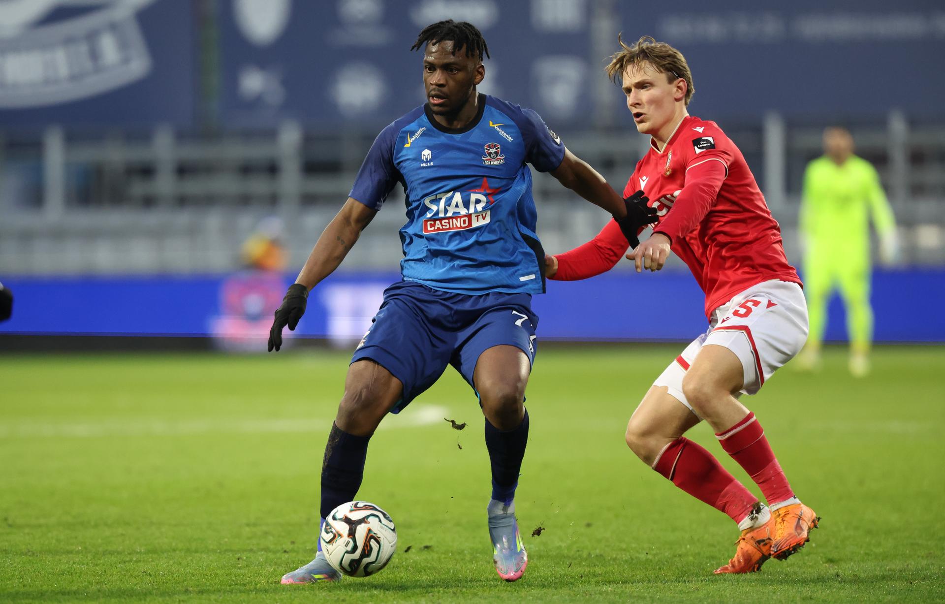 Dender's Bruny Nsimba and Standard's Ibe Hautekiet fight for the ball during a soccer match between FCV Dender EH and Standard de Liege, Saturday 20 December 2025 in Denderleeuw, on day 19 of the 2025-2026 'Jupiler Pro League' first division of the Belgian championship. BELGA PHOTO VIRGINIE LEFOUR