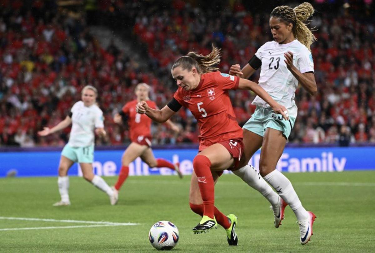 Switzerland's defender #05 Noelle Maritz (L) and Switzerland's forward #06 Geraldine Reuteler fight for the ball during the UEFA Women's Euro 2025 Group A football match between Switzerland and Iceland at the Wankdorf stadium in Bern, on July 6, 2025. SEBASTIEN BOZON / AFP