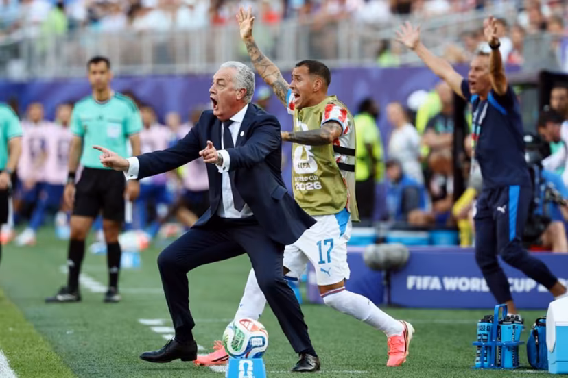 Paraguay's Argentine head coach Gustavo Alfaro gestures during the 2026 World Cup round of 16 football match between Paraguay and France at the Philadelphia Stadium in Philadelphia on July 4, 2026. FRANCK FIFE / AFP