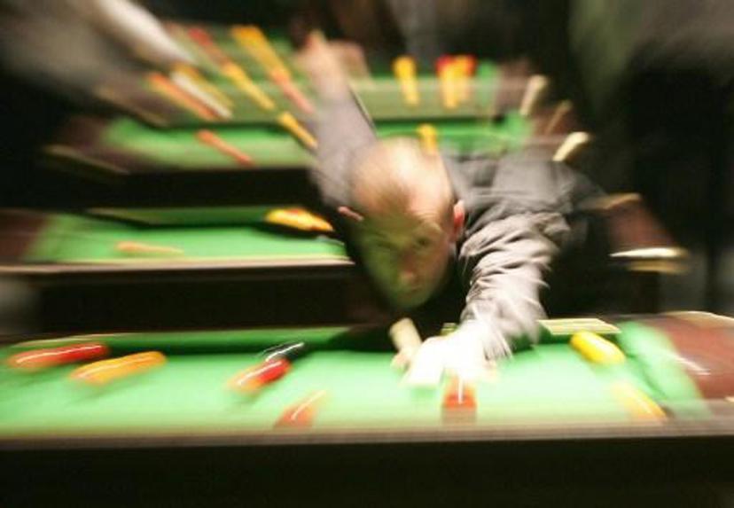 Un homme joue le 26 juin 2005 à Rennes lors de la 16e édition du Grand National de billard anglais pool. Cette compétition rassemblent les 500 meilleurs joueurs européens de la discipline. AFP PHOTO VALERY HACHE