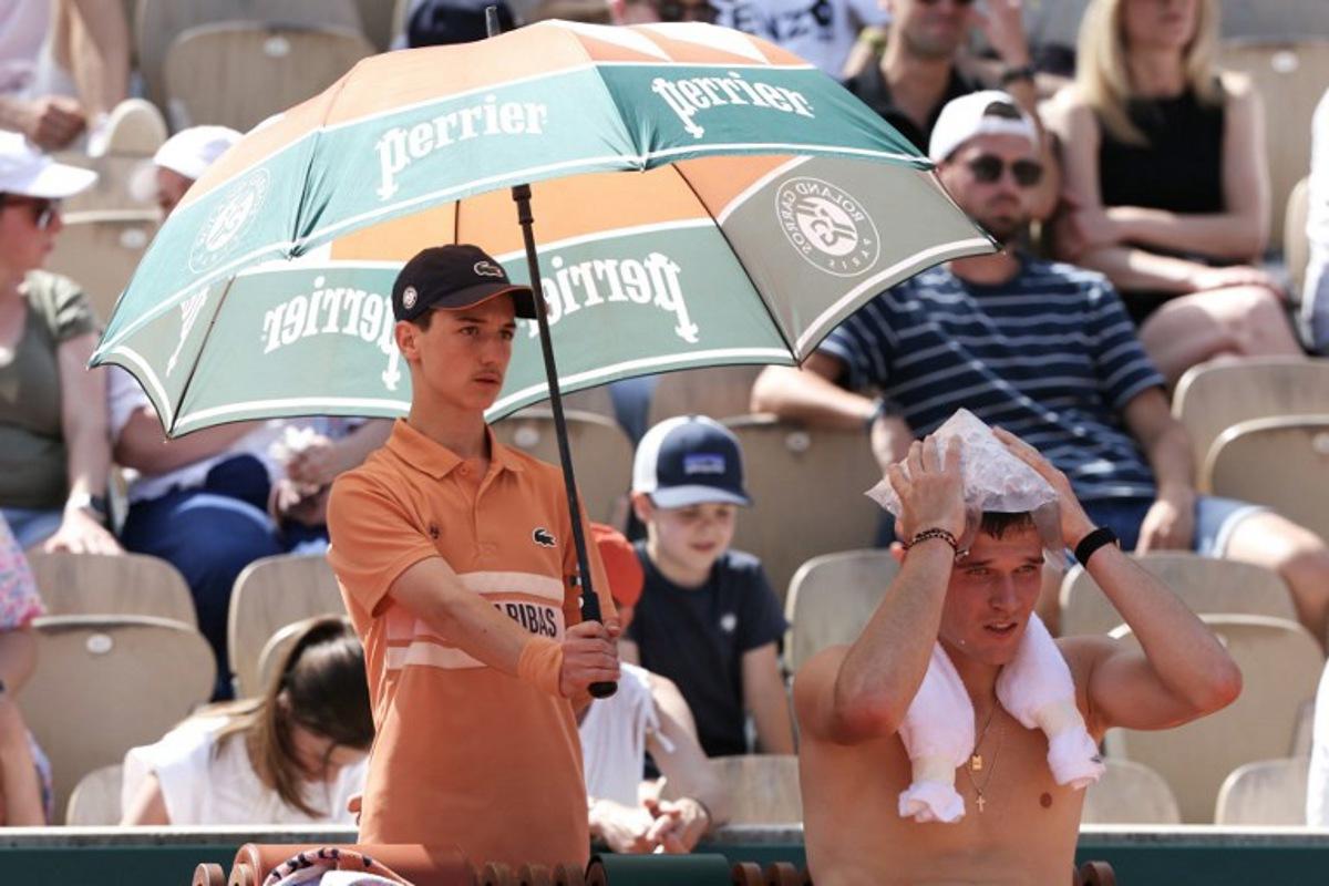 Czech's Jakub Mensik tries to cool off while sitting between games as he plays against France's Titouan Droguet during their men's singles match on day 1 of the French Open tennis tournament on Court Simonne-Mathieu at the Roland-Garros Complex in Paris on May 24, 2026. Alain JOCARD / AFP