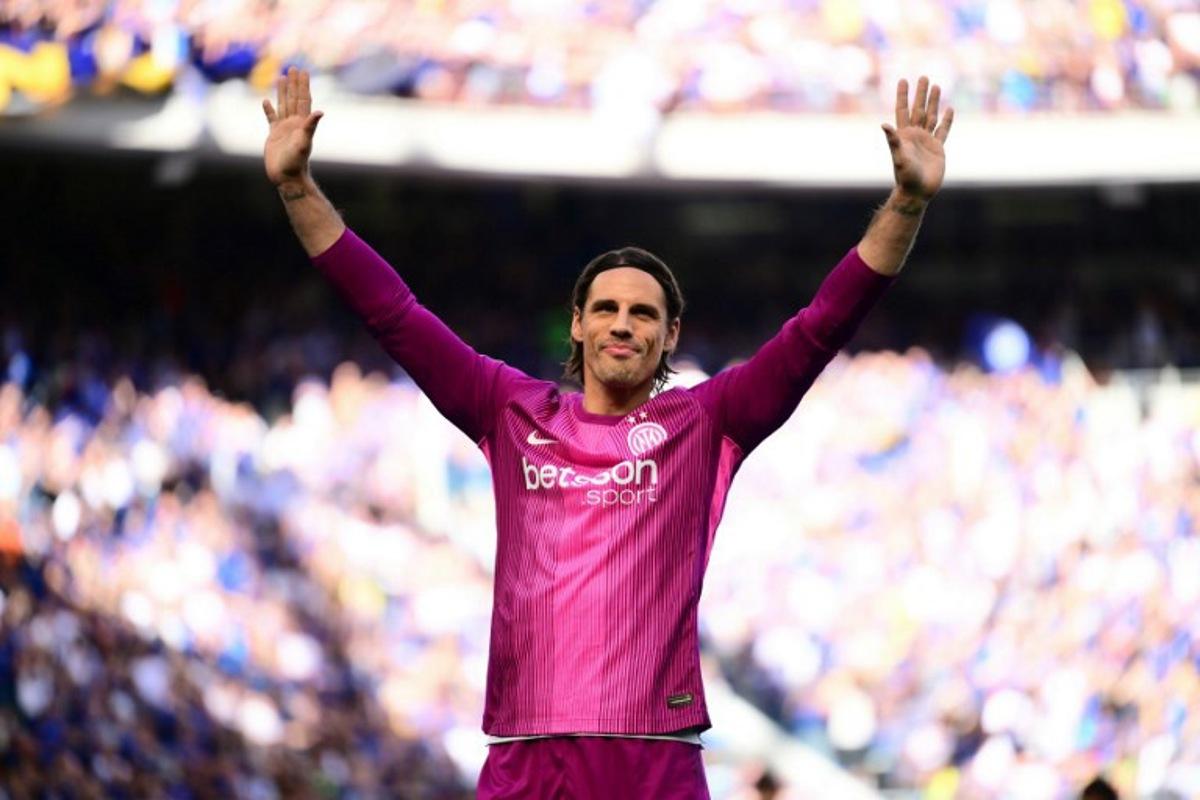 Inter Milan's Swiss goalkeeper #1 Yann Sommer waves to supporters as Inter Milan's players perpare to celebrate their 21st scudetto (Italian Championship victory) at San Siro stadium after the Italian Serie A football match between Inter Milan and Hellas Verona in Milan, on May 17, 2026. Marco BERTORELLO / AFP