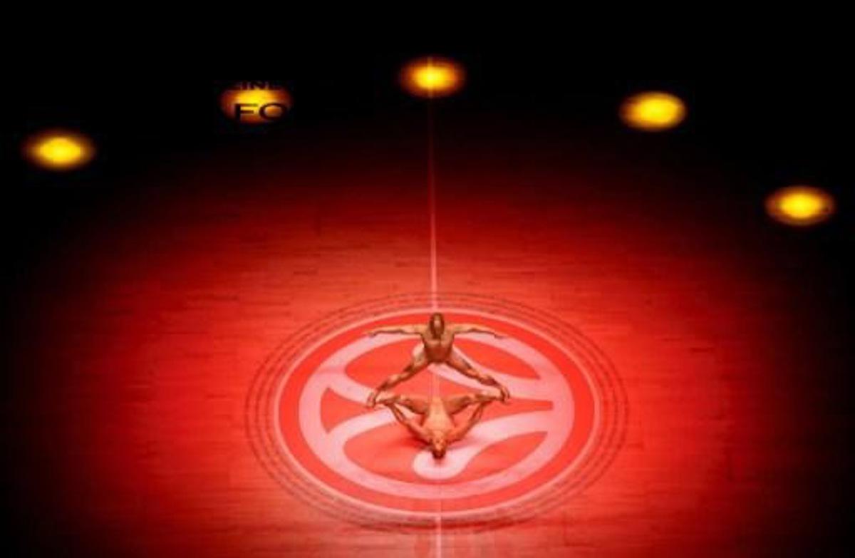 Two acrobats perform during the Euroleague Final Four basketball semi-final match CSKA Moscow vs Olympiacos Piraeus at the Palacio de los Deportes in Madrid on May 15, 2015. AFP PHOTO/ DANI POZO