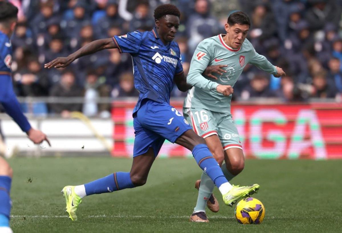 Getafe's Spanish forward #29 Coba da Costa fights for the ball with Atletico Madrid's Argentine defender #16 Nahuel Molina Lucero during the Spanish league football match between Getafe CF and Club Atletico de Madrid at the Coliseum Alfonso Perez stadium in Getafe on March 9, 2025. Pierre-Philippe MARCOU / AFP