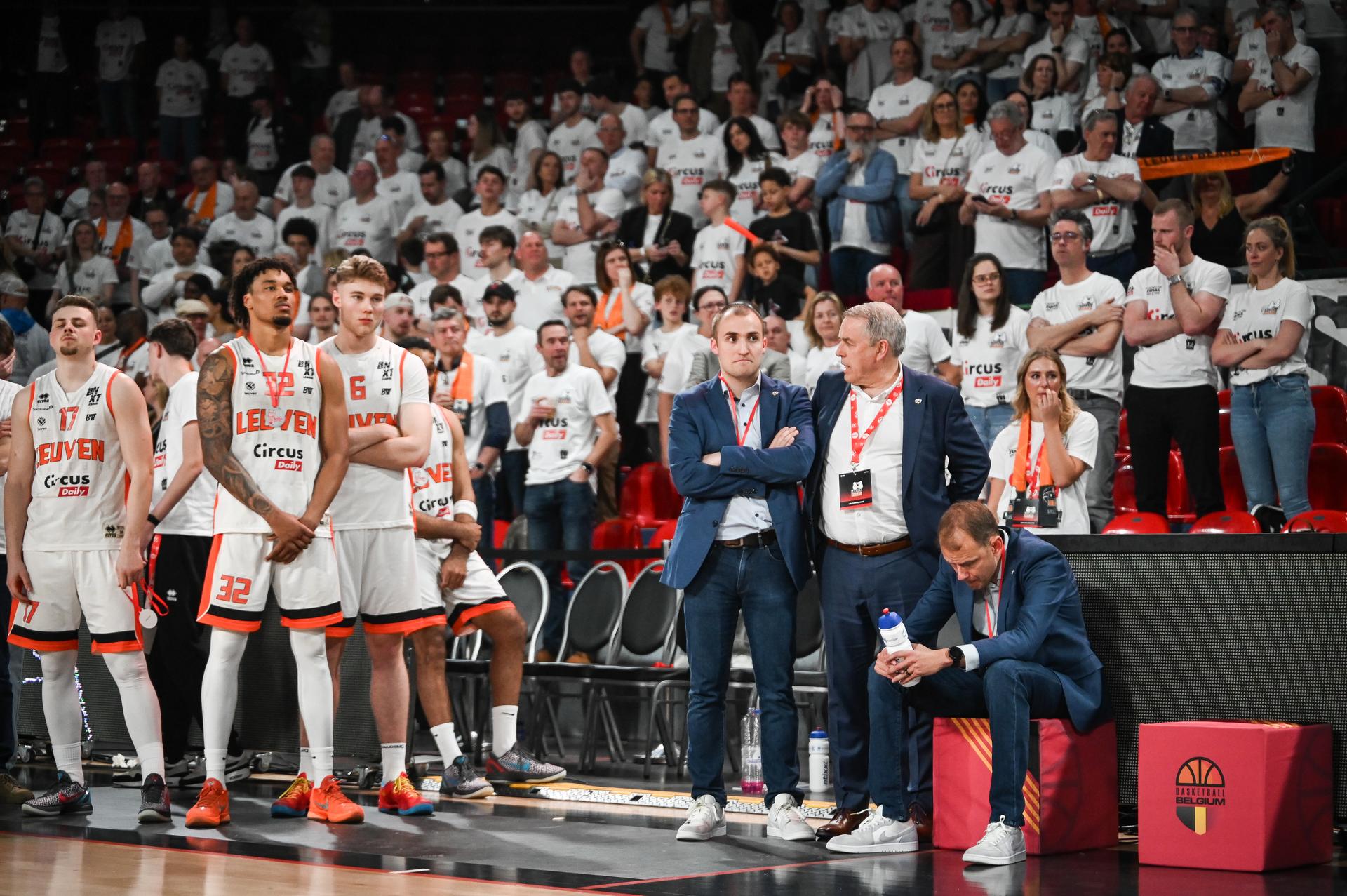 Leuven's players, Leuven's head coach Kristof Michiels and Leuven's assistent coach Christoff Janssens look dejected after losing a basketball match between Antwerp Giants and Leuven Bears, Sunday 22 March 2026 in Charleroi, the final of the men's Belgian 2026 Basketball Cup. BELGA PHOTO ELIAS ROM