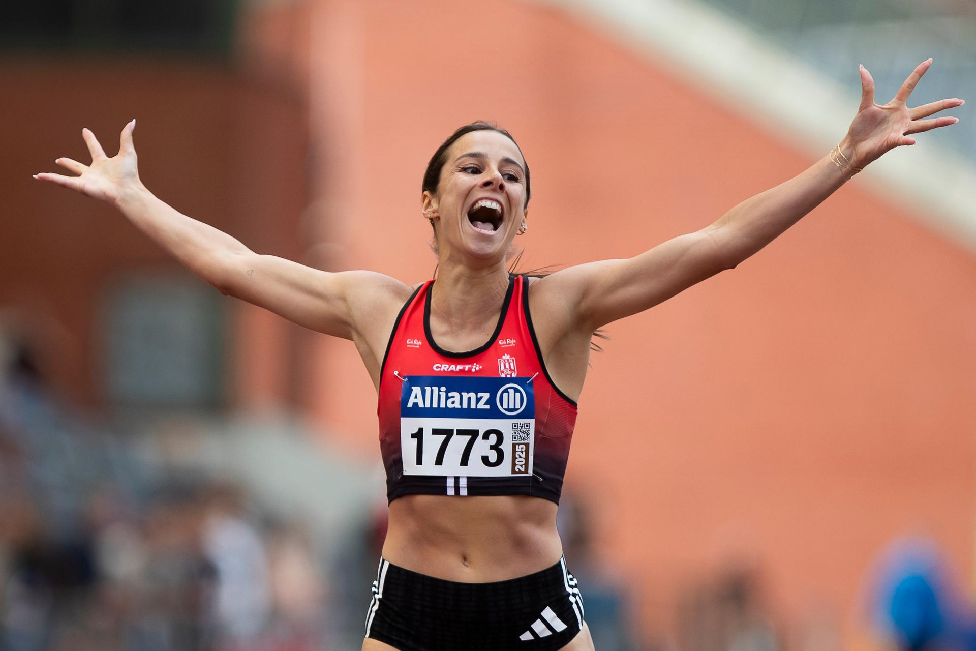 Belgian Camille Laus celebrates after winning the women's 800m race, at the Belgian athletics championships, Sunday 03 August 2025 in Brussels. The Belgian championships take place from 2-3 August, 2025. BELGA PHOTO KRISTOF VAN ACCOM