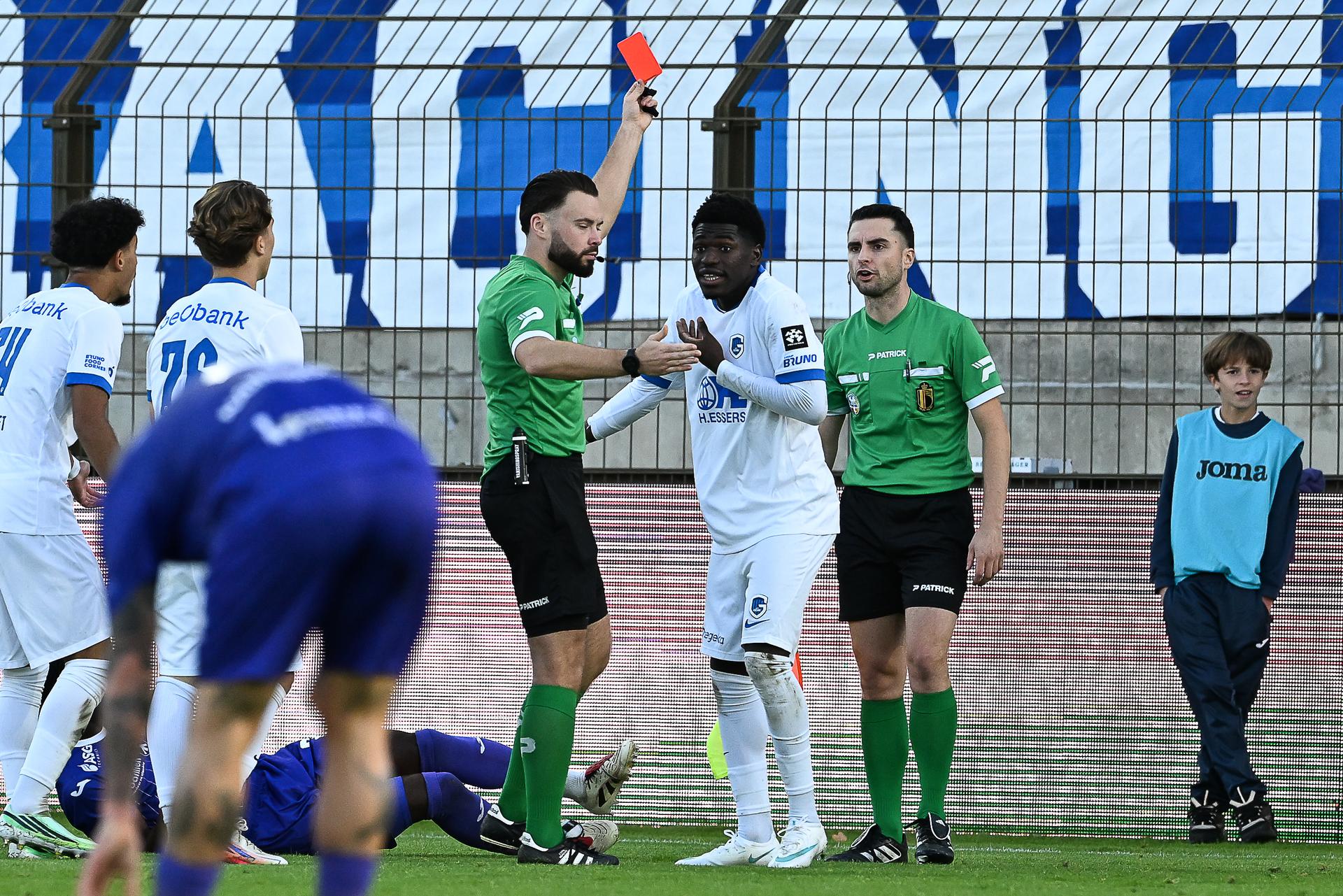 Jong Genk's Dieudonne Djoully Nzoko receives a red card from the referee during a soccer match between Patro Eisden Maasmechelen and Jong Genk, Sunday 11 October 2026 in Maasmechelen, on day 7 of the 2026-2027 'Challenger Pro League' second highest division of the Belgian championship. BELGA PHOTO JILL DELSAUX