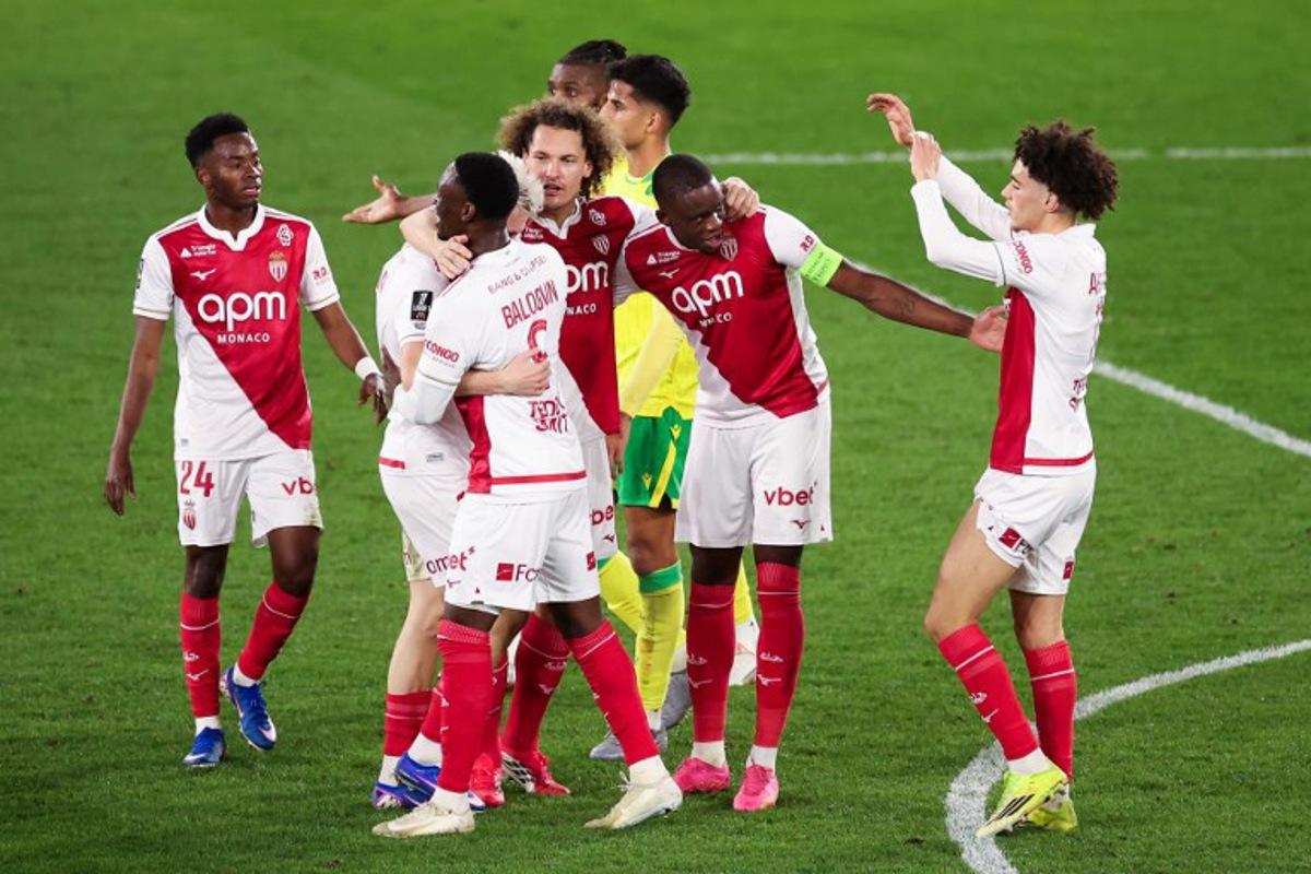 Monaco's Swiss midfielder #06 Denis Zakaria (2R) celebrates scoring his team's third goal during the French L1 football match between AS Monaco and FC Nantes at the Stade Louis II in the Principality of Monaco on February 13, 2026. Valery HACHE / AFP