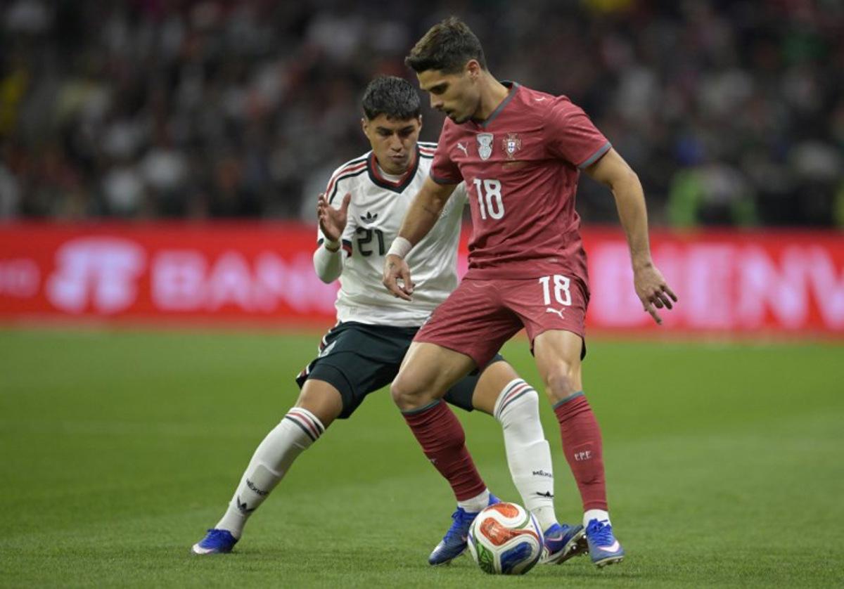 Mexico's defender #21 Everardo Lopez del Villar and Portugal's midfielder #18 Pedro Neto fight for the ball during a friendly football match between Mexico and Portugal at the Banorte (formerly known as Azteca) Stadium in Mexico City on March 28, 2026. Alfredo ESTRELLA / AFP