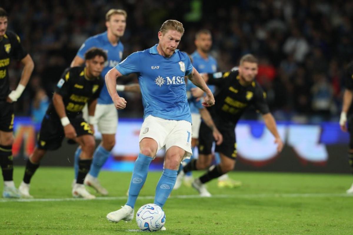 Napoli's Belgian midfielder #11 Kevin De Bruyne kicks and scores a penalty during the Italian Serie A football match between Napoli and Frosinone Calcio at the Diego Armando Maradona Stadium in Naples, on October 10, 2026. CARLO HERMANN / AFP