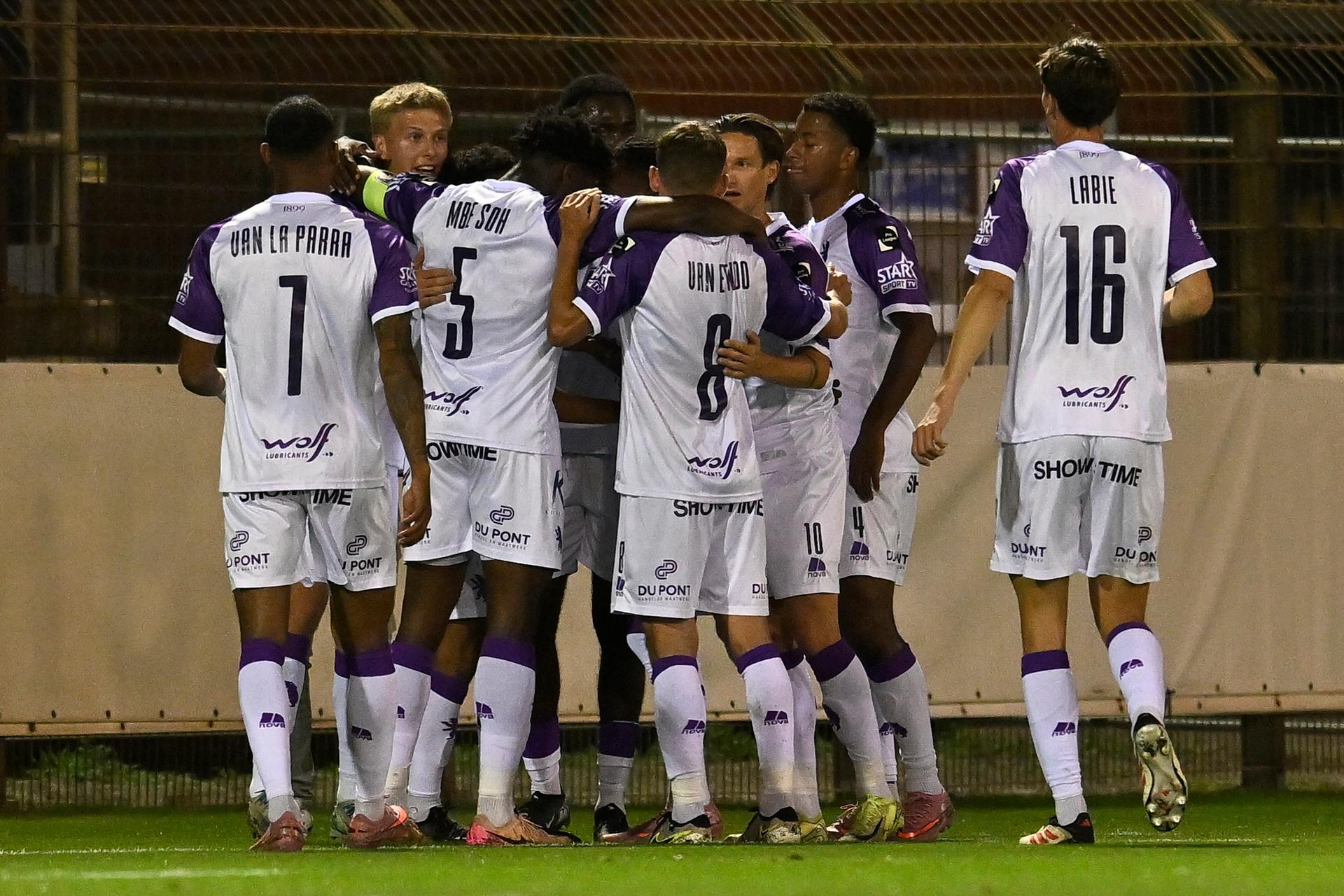 Beerschot's players celebrate after scoring during a soccer game between Jong Genk and Beerschot VA, Tuesday 23 September 2025 in Geel, on day 7 of the 2025-2026 'Challenger Pro League' 1B second division of the Belgian championship. BELGA PHOTO JOHAN EYCKENS