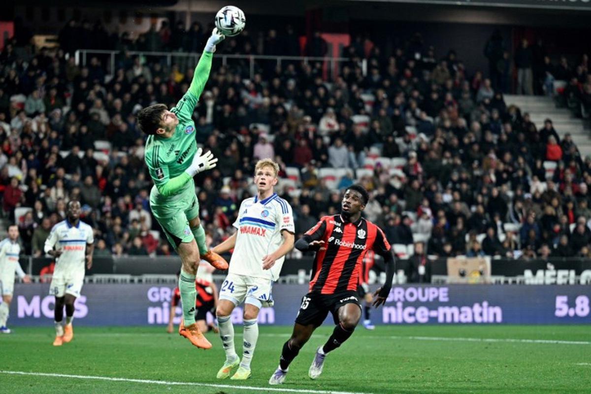 Strasbourg's goalkeeper #39 Mike Penders (2L) stretches for the ball to make a save during the French L1 football match between OGC Nice and RC Strasbourg Alsace at the Allianz Riviera Stadium in Nice, south-eastern France, on January 3, 2026. Frederic DIDES / AFP