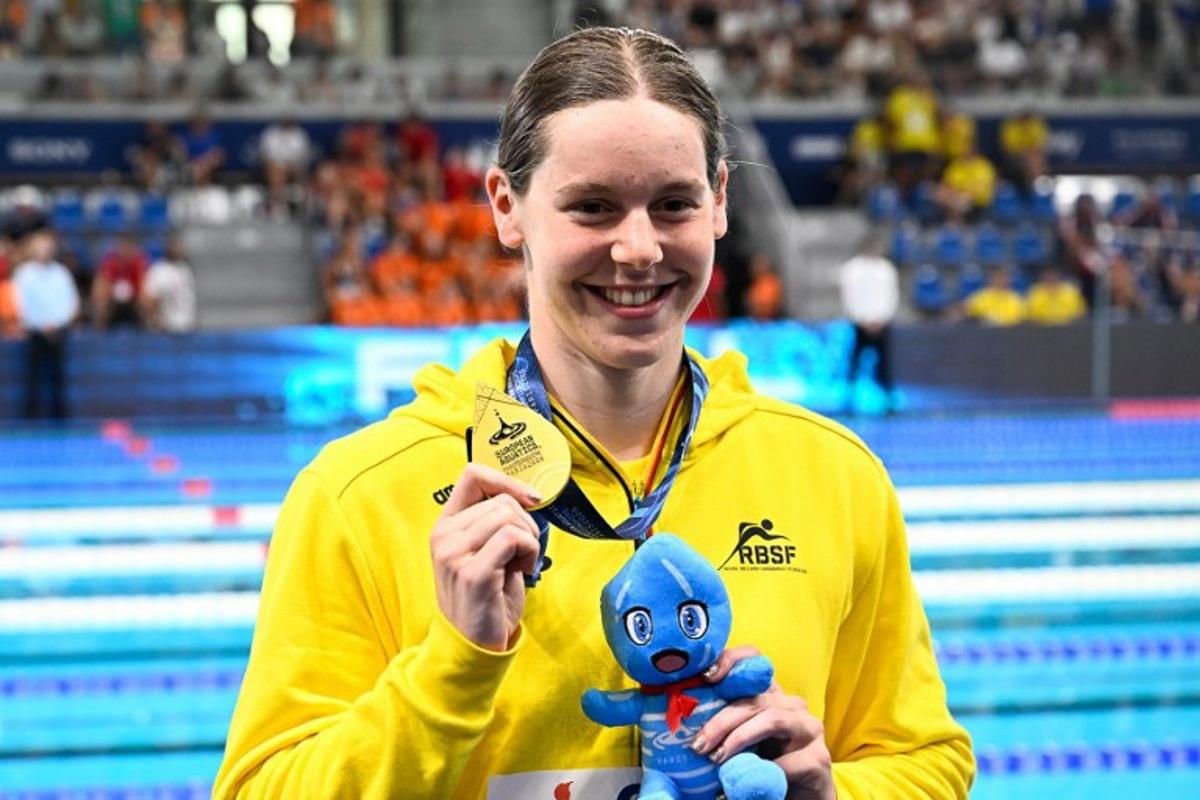 Gold medallist Belgium's Roos Vanotterdijk pose afte the women's 100m butterfly swimming event during the LEN European Aquatics Championships at the Olympic Aquatic Centre in Saint-Denis, northern suburbs of Paris, on August 14, 2026. JULIEN DE ROSA / AFP