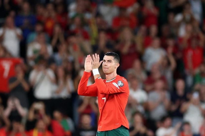 Portugal's forward #07 Cristiano Ronaldo applauds as he leaves the pitch to be substituted during the 2026 World Cup qualifiers Europe zone group F football match between Portugal and Hungary at Jose Alvalade stadium in Lisbon on October 14, 2025. PATRICIA DE MELO MOREIRA / AFP
